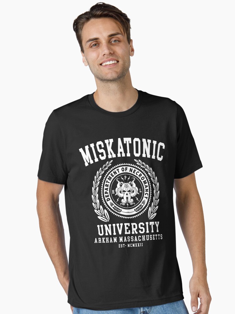 CTHULU AND LOVECRAFT - MISKATONIC UNIVERSITY Essential T-Shirt